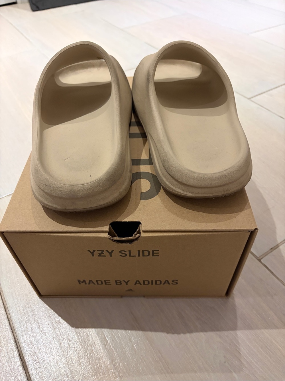 Yeezy Slide in Light Tan / Cream - Picture 4 of 5